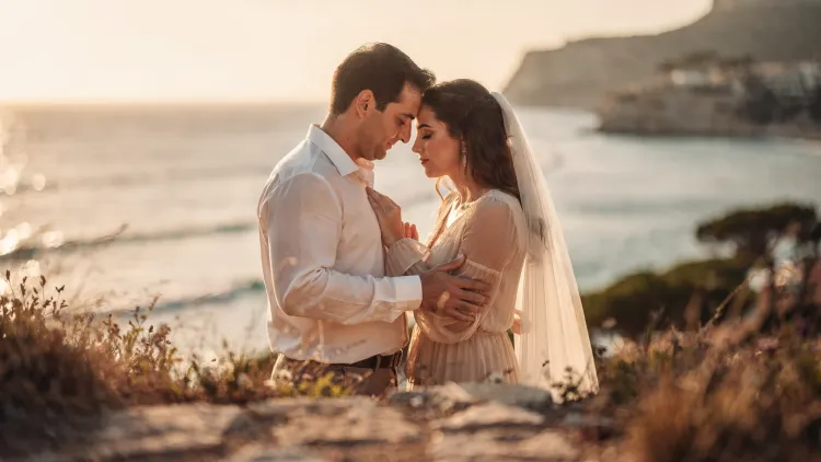 Intimate Wedding Albir: Soft Light, No Crowd Noise 